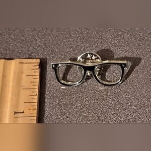 Silver Tone Glasses Frame Vintage Collectible Lapel Pin A-2